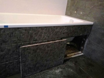 Сдвижной люк под плитку под ванной
